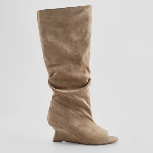 Beżowe kozaki na koturnie z odkrytymi palcami House x Klaudia Sadownik