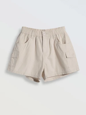 Beżowe krótkie spodenki z naszywanymi kieszeniami Reporter
