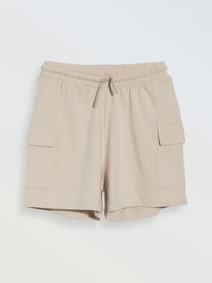 Beżowe krótkie spodenki z naszywanymi kieszeniami Reporter