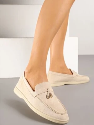 Beżowe Mokasyny z Ekozamszu Zdobione Metaliczną Zawieszką Ralselia givana