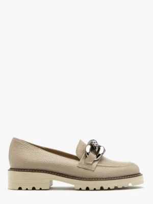 Beżowe mokasyny z ozdobnym łańcuchem Ryłko