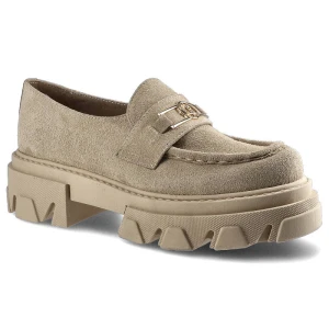 Półbuty damskie Carinii, naturalna skóra zamszowa w beżowym odcieniu z paskiem z metalową klamrą na podbiciu oraz masywną podeszwą z głębokim bieżnik