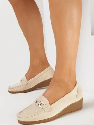 Beżowe Półbuty z Imitacji Zamszu na Koturnie z Ozdobnymi Przeszyciami i Klamrą Vianle