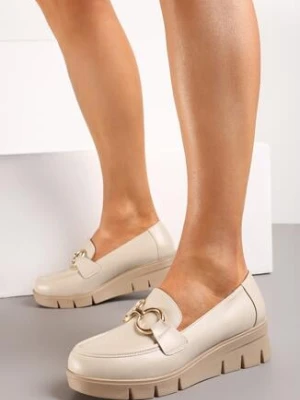 Beżowe Półbuty ze Skórzaną Wkładką na Koturnie z Wycięciami i Metalową Klamrą Lokudia