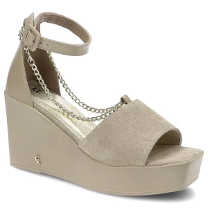 Sandały damskie Carinii, zamszowa cholewka o miękkiej strukturze odkryty nosek z ozdobnym łańcuszkiem regulowany pasek, beżowe, B7882-R88-R46-000-F06