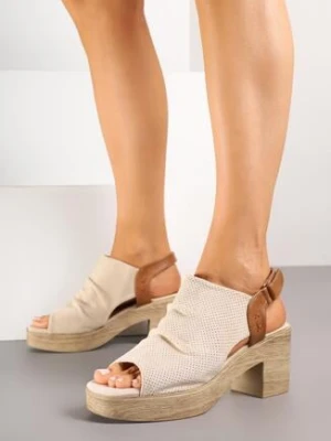 Beżowe Sandały Drewniaki na Słupku z Marszczoną Cholewką Griane potocki