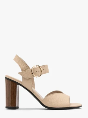 Beżowe sandały na drewnianym słupku Ryłko