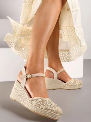 Beżowe Sandały na Koturnie Ozdobione Plecionką i Metaliczną Nicią Zapinane przy Kostce Zeffani