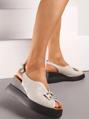 Zdjęcie produktu Beżowe Sandały na Koturnie Peep Toe Ozdobione Biżuteryjną Klamrą Piolina