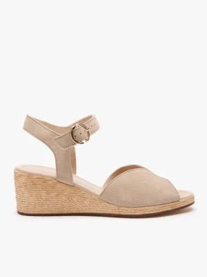 Beżowe sandały na koturnie Ryłko