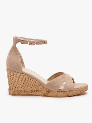 Beżowe sandały na koturnie Ryłko