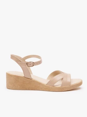 Beżowe sandały na koturnie Ryłko