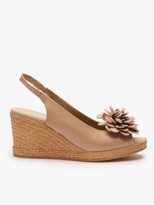 Beżowe sandały na koturnie z kwiatem Ryłko