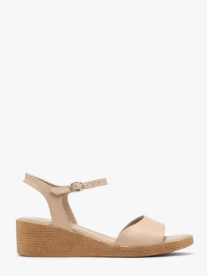 Beżowe sandały na niskiej platformie Ryłko