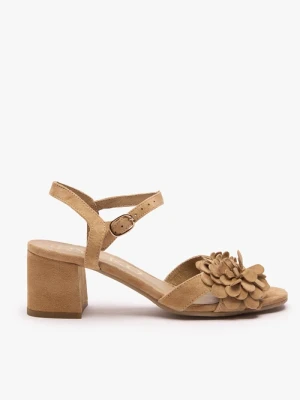 Beżowe sandały na obcasie z kwiatem Ryłko