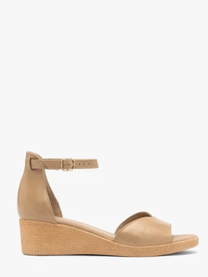 Beżowe sandały na platformie Ryłko