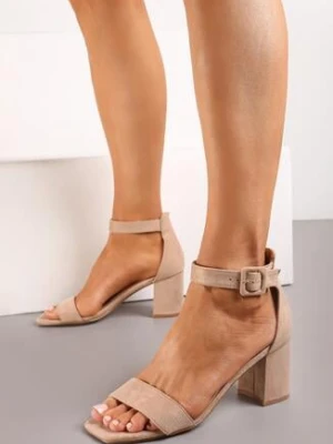 Ciemnobeżowe Sandały Vices na Słupku z Zapięciem wokół Kostki z Kwadratowym Noskiem Nualasa