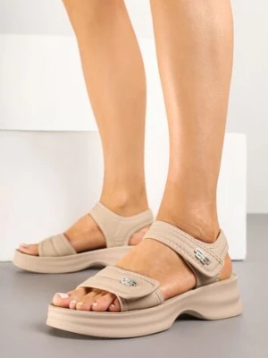 Beżowe Sandały na Tłoczonej Platformie z Metalicznymi Aplikacjami Odilara potocki