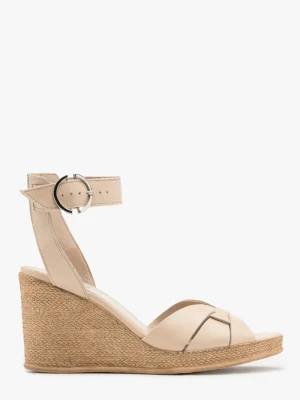 Beżowe sandały na wysokiej platformie Ryłko