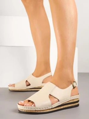 Beżowe Sandały Vices na Koturnie z Ozdobnymi Wycięciami Ovilere