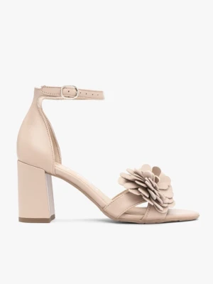 Beżowe sandały z kwiatem Ryłko