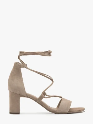 Beżowe sandały z ozdobnym wiązaniem wokół kostki Ryłko
