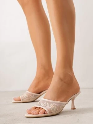 Beżowe Siateczkowe Klapki na Metalicznej Szpilce z Imitacją Pereł i Haftem w Kwiaty Polia