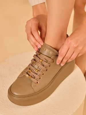 Beżowe skórzane sneakersy CARINII B10468-T92-000-000-F69