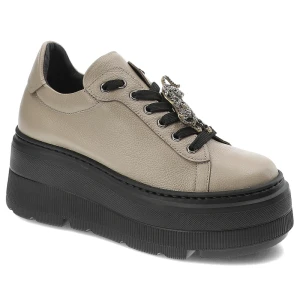 Beżowe Sneakersy Karino Modne Obuwie Damskie Z Broszką