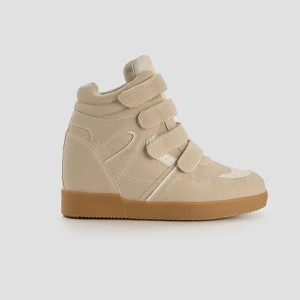 Beżowe sneakersy na koturnie z imitacji zamszu House