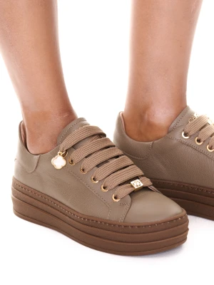Beżowe sneakersy skórzane CARINII B10467-T92-000-000-G74