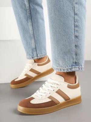 Beżowo-Białe Sneakersy Typu Kultowe Tenisówki z Ozdobnymi Przeszyciami Selfia