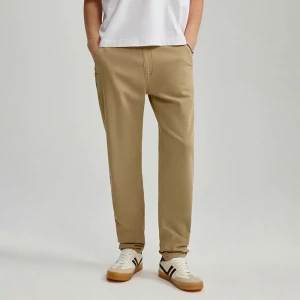 Beżowe spodnie carrot fit na gumce House