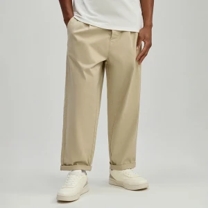 Beżowe spodnie carrot fit z podwiniętymi nogawkami House