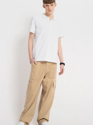 Beżowe spodnie materiałowe typu cargo z kieszeniami na nogawkach Reporter