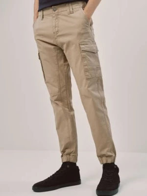 Beżowe spodnie męskie cargo OCHNIK