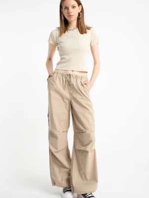Beżowe spodnie typu PARACHUTE z zaszewkami na kolanach Reporter