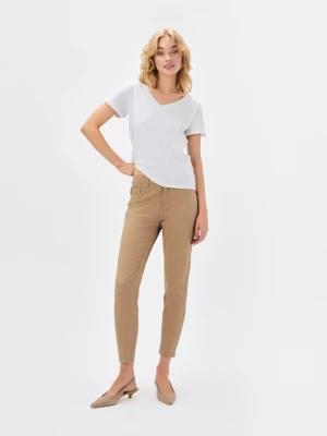 Beżowe spodnie typu rurki