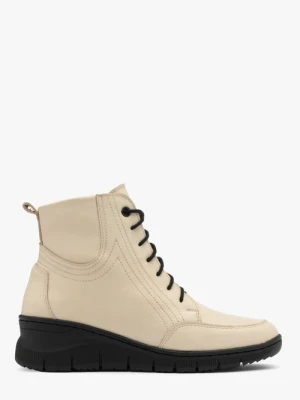 Beżowe trzewiki ocieplane naturalnym kożuchem Ryłko