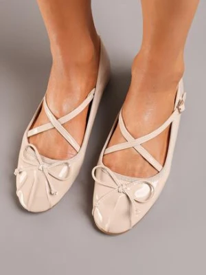 Beżowe Wsuwane Balerinki z Kokardką z Lakierowanej Ekoskóry z Przeplatanymi Paskami ze Sprzączką Wisaa