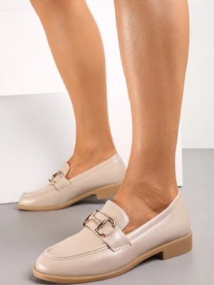 Beżowe Wsuwane Mokasyny Ozdobione Paskiem z Metalową Klamrą Tirnala