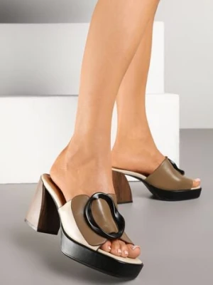 Beżowo-Czarne Klapki na Platformie i Słupku Vices Ozdobione Nieregularną Klamrą Nilarisa