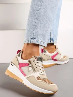 Beżowo-Różowe Sneakersy na Koturnie z Suwakiem i Ozdobnymi Naszywkami Jelenia