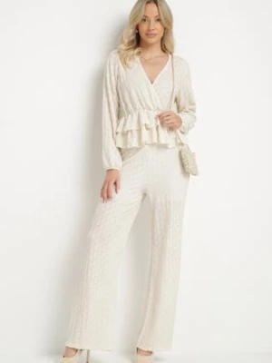 Beżowy Komplet z Tłoczonej Tkaniny Kopertowa Bluzka z Falbanką i Spodnie Hilinne jumelle