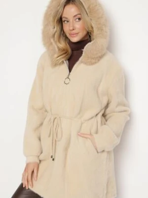 Beżowy Płaszcz o Długim Kroju z Futrem i Ściągaczem w Talii Delirith wei wei