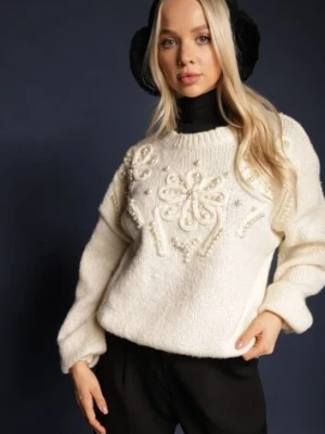 Beżowy Sweter o Pudełkowym Kroju z Kwiatową Aplikacją Zdobioną Perełkami Hedilie elsa.m by may