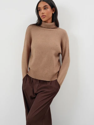 Beżowy sweter z golfem TOP SECRET