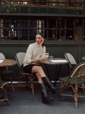 Beżowy sweter z rozcięciem z tyłu Top Secret