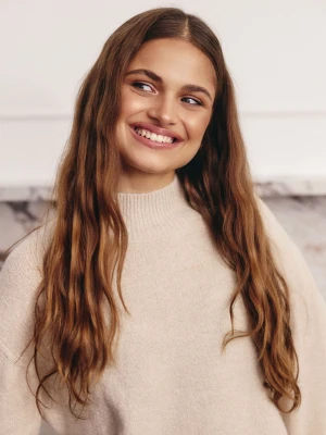 Beżowy sweter z rozcięciem z tyłu Top Secret