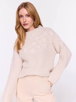 Beżowy sweter z wełną z ozdobnymi kwiatami TARANKO